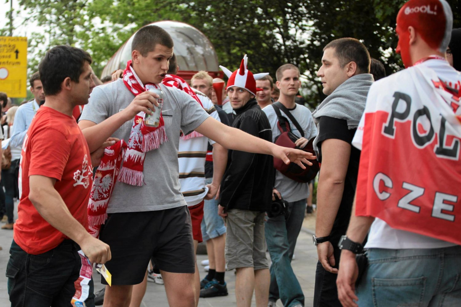 Kibice na Rondzie Waszyngtona po zakończeniu interwencji policji przed meczem Polska-Rosja.