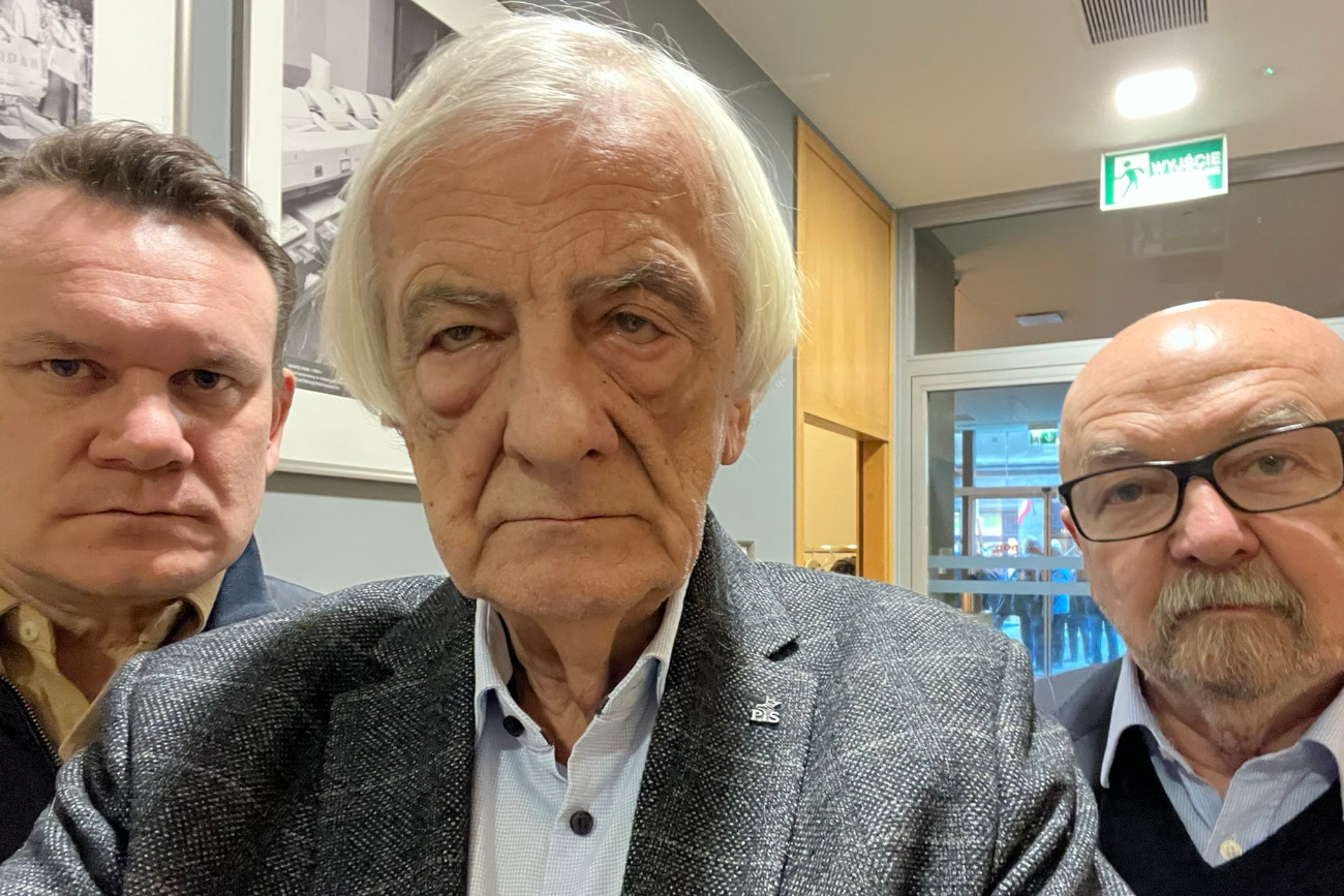 Terlecki wstawił świąteczne selfie z "dyżuru" w PAP. "Bije od państwa dobroć i radość życzeń"