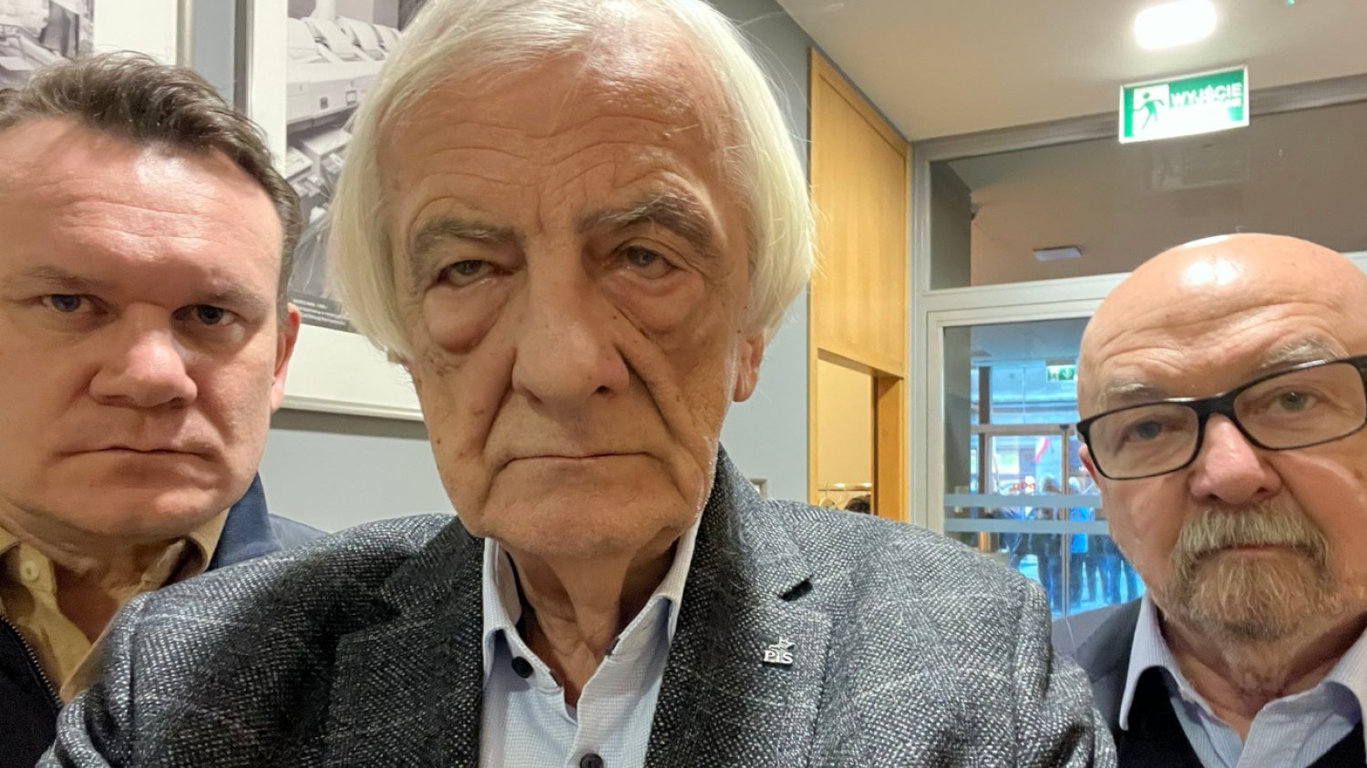Terlecki wstawił świąteczne selfie z "dyżuru" w PAP. "Bije od państwa dobroć i radość życzeń"