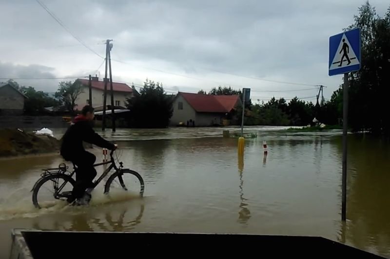 Podtopienia w Bobrowej na Podkarpaciu. Prognozy dla południa Polski nadal nie są obiecujące.