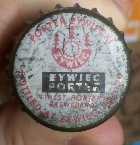 Kapsel z napisem "brewed and bottled at Żywiec".