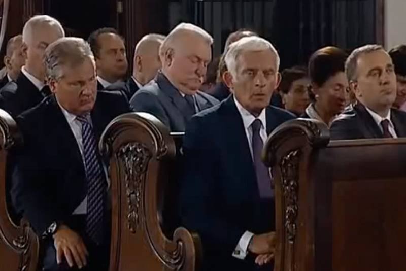 Politykom zdarza się przysnąć nawet na najpoważniejszych uroczystościach. Także w Kościele.