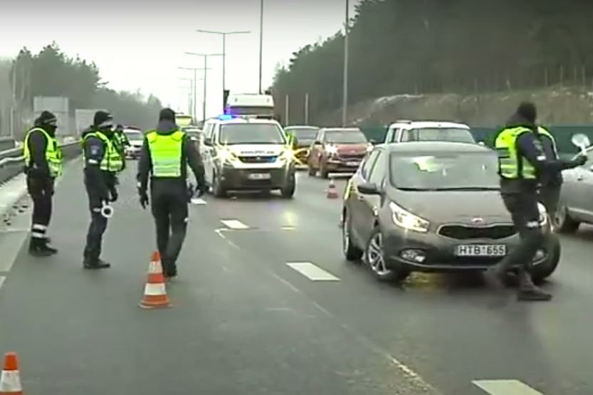 Posterunki policji są poustawiane w całej Litwie