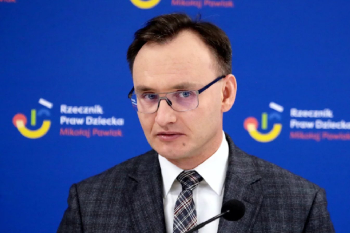 Mikołaj Pawlak broni swojego pomysłu ws. broni i dzieci.