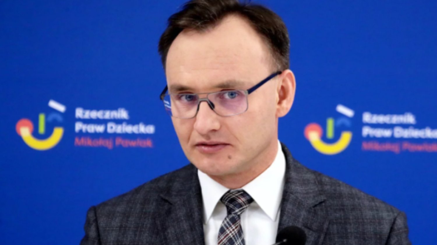 Mikołaj Pawlak broni swojego pomysłu ws. broni i dzieci.