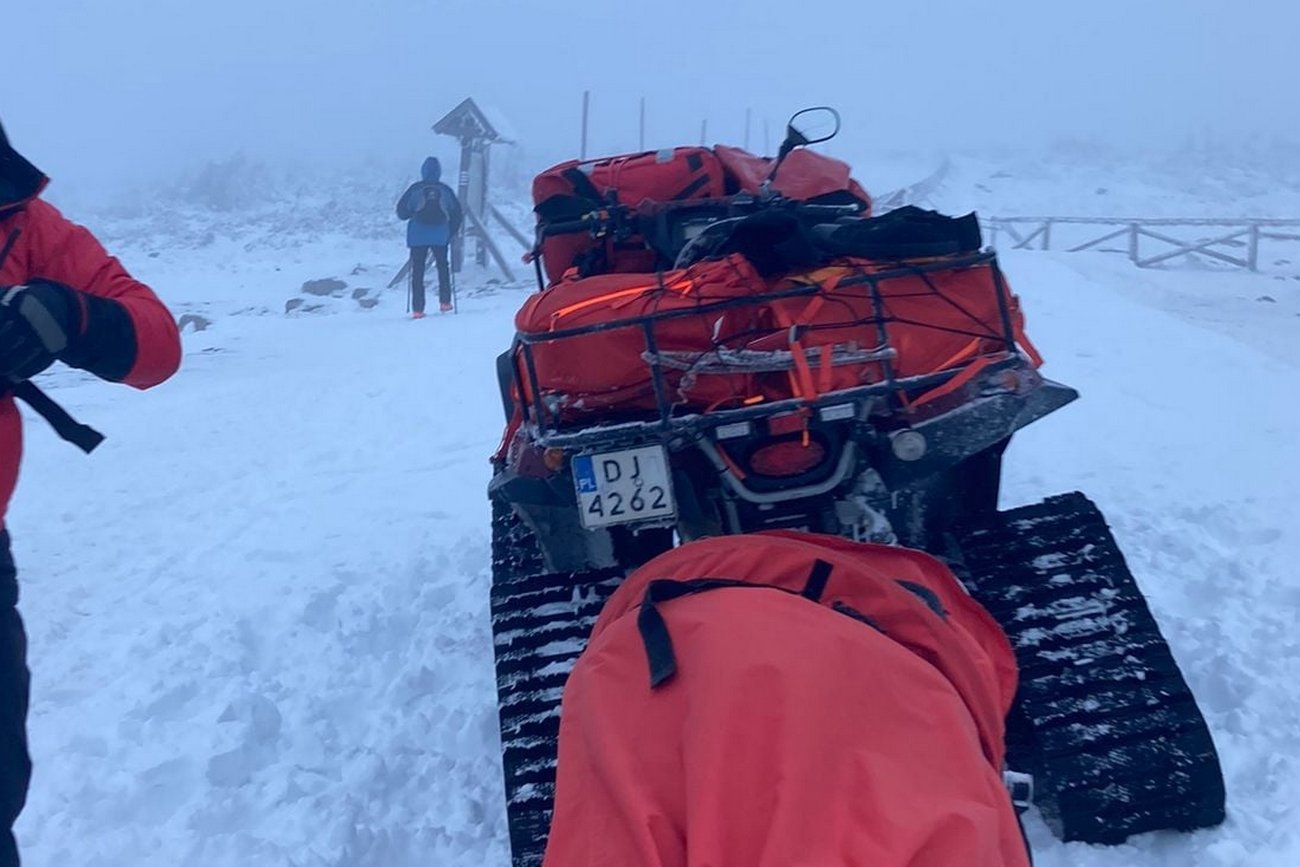 W Karkonoszach doszło do nietypowej sytuacji. Mężczyzna wybrał się na szczyt Śnieżki w samych szortach.