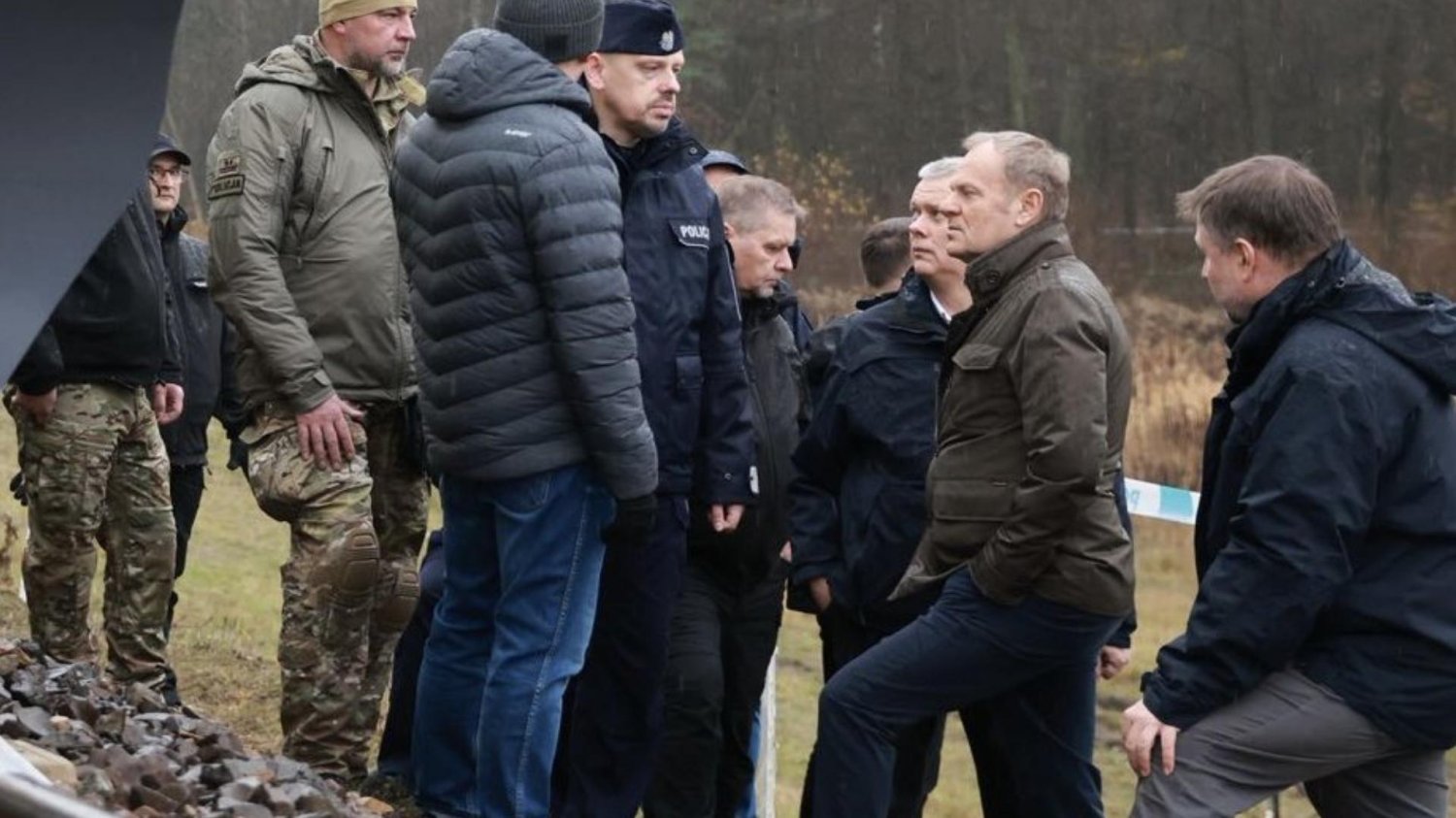 Donald Tusk w miejscu, gdzie doszło do ataku dywersji na kolei