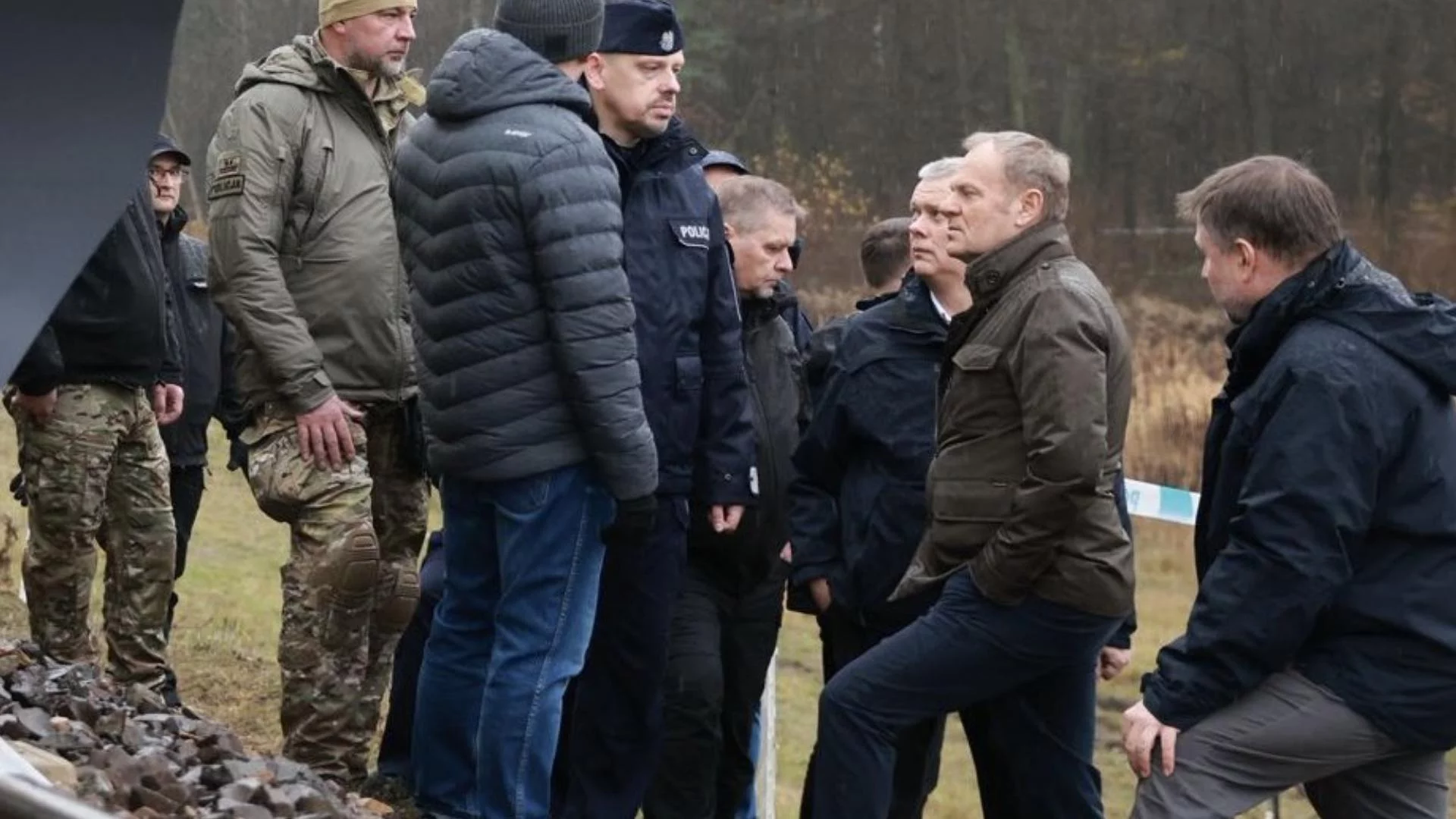 Tusk: "Zniszczone tory pod Puławami to atak dywersji". Sprawę bada ABW Donald Tusk w miejscu, gdzie doszło do ataku dywersji na kolei