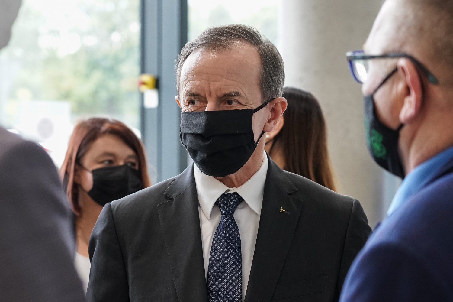 Marszałek Senatu prof. Tomasz Grodzki wraca do pracy w izbie wyższej parlamentu. Okazało się, że polityk nie ma koronawirusa SARS-CoV-2.