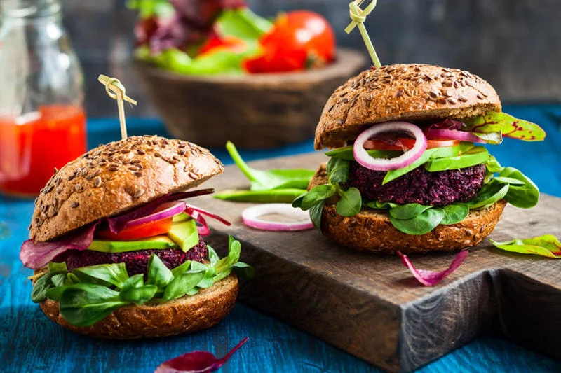 Burgery wegańskie mają wiele więcej wspólnego z mięsnymi, niż nam się wydaje?