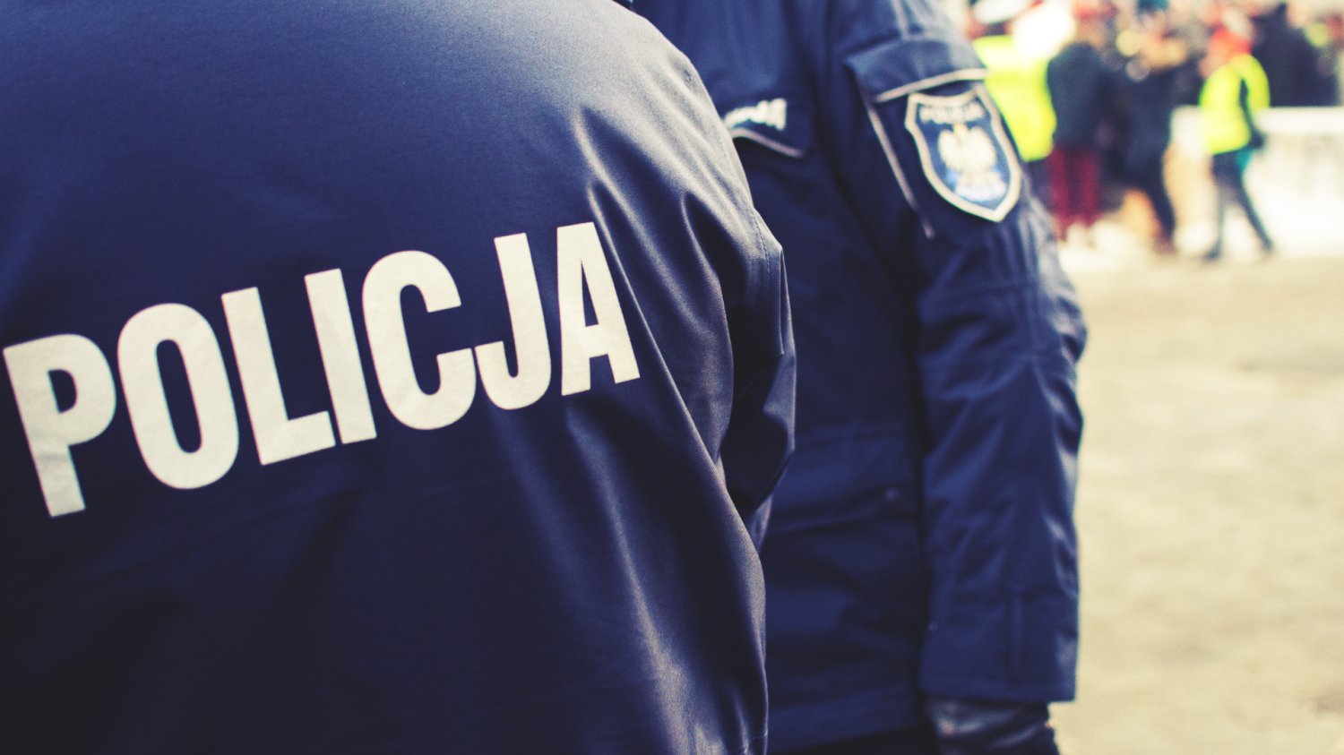 12-letnia Ela zaginęła w Krakowie. Policja przeszukała las, znaleziono ciało młodej kobiety Plecy policjanta.