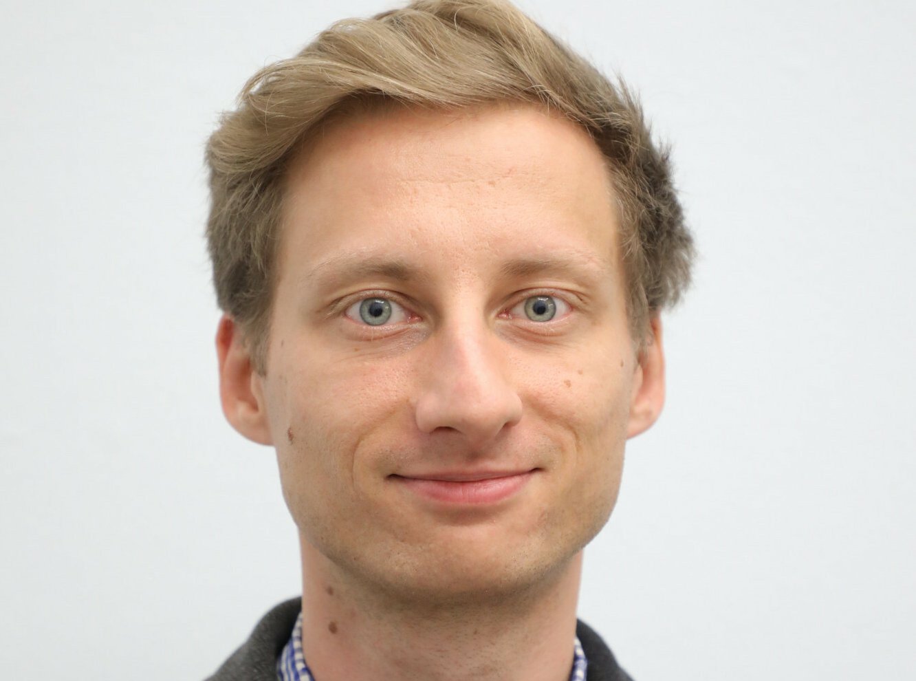 Franciszek Sterczewski wyraził nadzieję, że Donald Tusk po swoim powrocie będzie wspierał Rafała Trzaskowskiego i rozdawał ulotki.