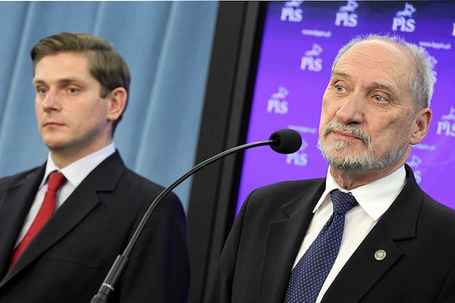 Wiceszef MON doniósł na osoby, które poinformowały papieża Franciszka o ksenofobicznym kazaniu popularnego na prawicy księdza.