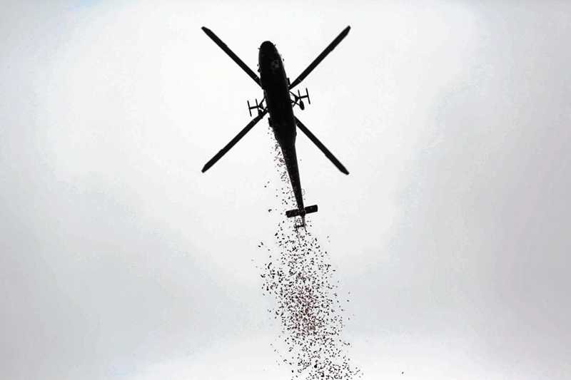 Wojskowe śmigłowce zrzuciły ulotki podczas akcji "Orzeł może" na prośbę szefa BBN gen. Stanisława Kozieja.