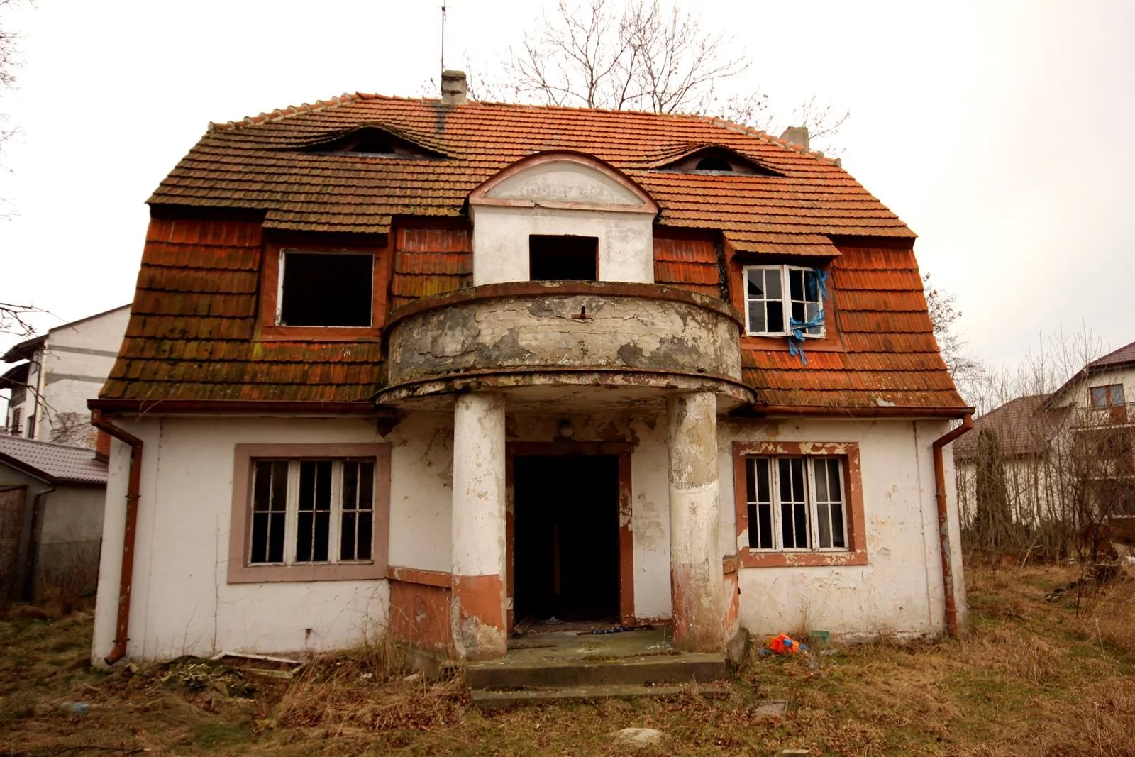 Piękna willa w Jastarni skrywa pewną tajemnicę. Niestety budynek od lat niszczeje