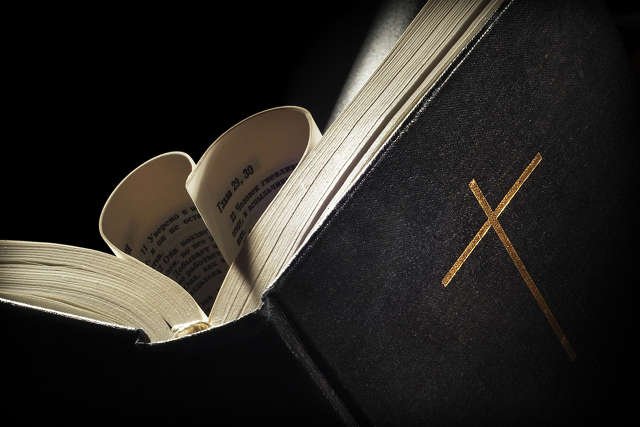 Biblię, świętą księgę chrześcijan, może pokochać każdy ateista. Zarówno za ogólnoludzkie wartości jakie znajdziemy na jej kartach, a także fascynującą historię Żydów przeplatającą się z baśniowymi opowieściami