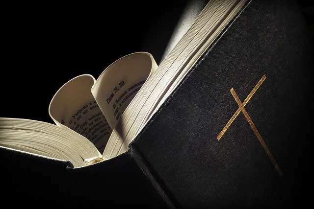 Biblię, świętą księgę chrześcijan, może pokochać każdy ateista. Zarówno za ogólnoludzkie wartości jakie znajdziemy na jej kartach, a także fascynującą historię Żydów przeplatającą się z baśniowymi opowieściami
