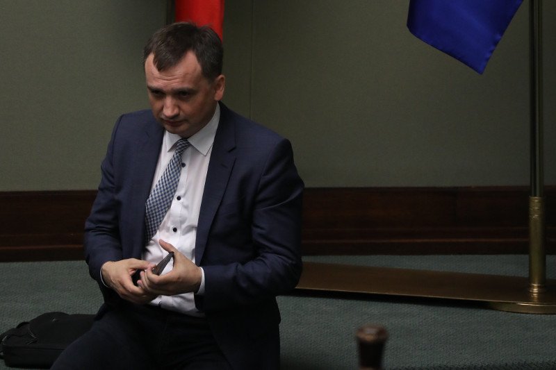 Minister Zbigniew Ziobro wyznacza członków komisji egzaminującej kandydatów na radców i adwokatów – ich nazwiska budzą kontrowersje.