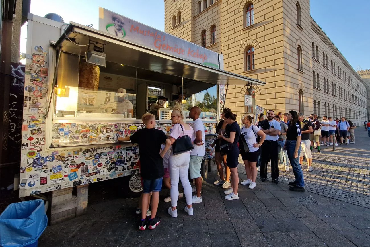 Kolejka do kebaba w Berlinie