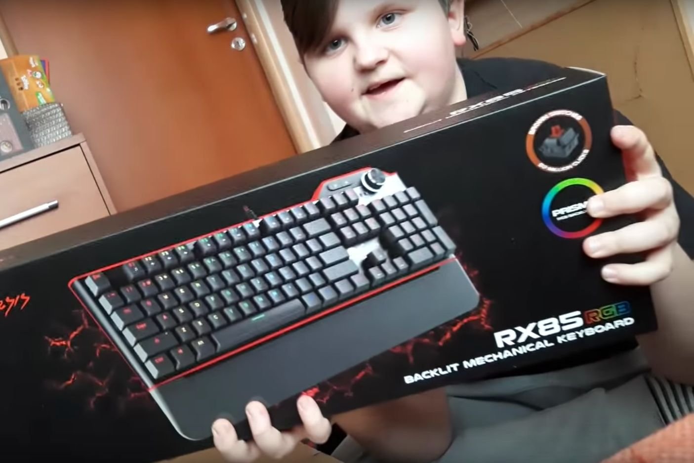 Zwariowany Marcin obecnie na swoim kanale przede wszystkim reklamuje produkty, które dostał od sponsorów. Podpadł tym internautom, a ci zaczęli go hejtować