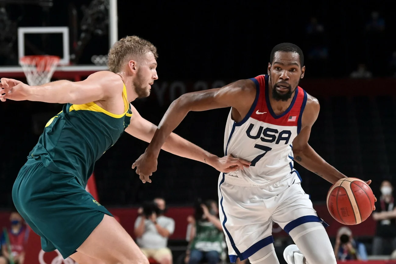 Kevin Durant (z prawej) poprowadził koszykarzy USA do finału olimpijskiego w Tokio