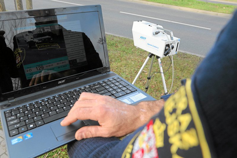 Radomski strażnik miejski obsługujący przenośny fotoradar.