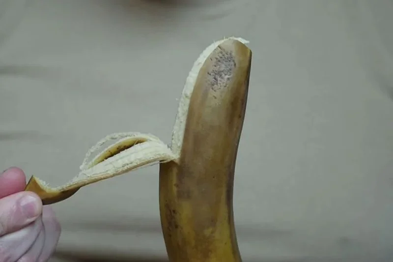 Młodzież do palenia używa "nitek" banana, które są pod skórą.