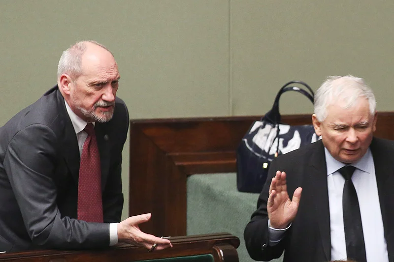 Próba siła między Antonim Macierewiczem i Jarosławem Kaczyńskim zaostrza się. Do gry o władzę w PiS z rozmachem wchodzą medialne zaplecza obu polityków.