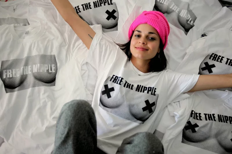 Amerykańska kobieta i setki innych kobiet walczą o zmianę prawa zakazującego topless