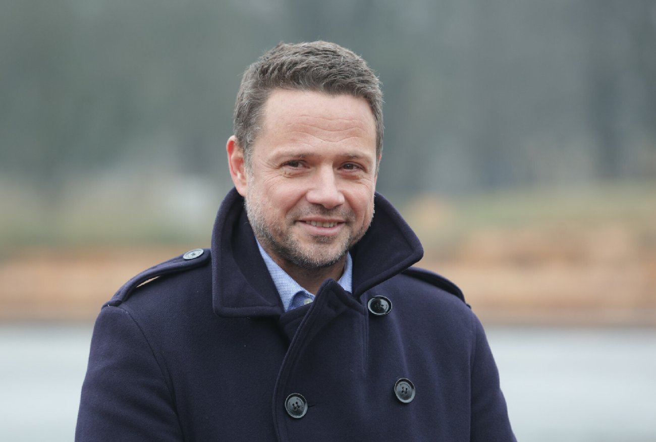 Andrzej Duda promuje "spisek autobusowy". Wymowna reakcja Trzaskowskiego.