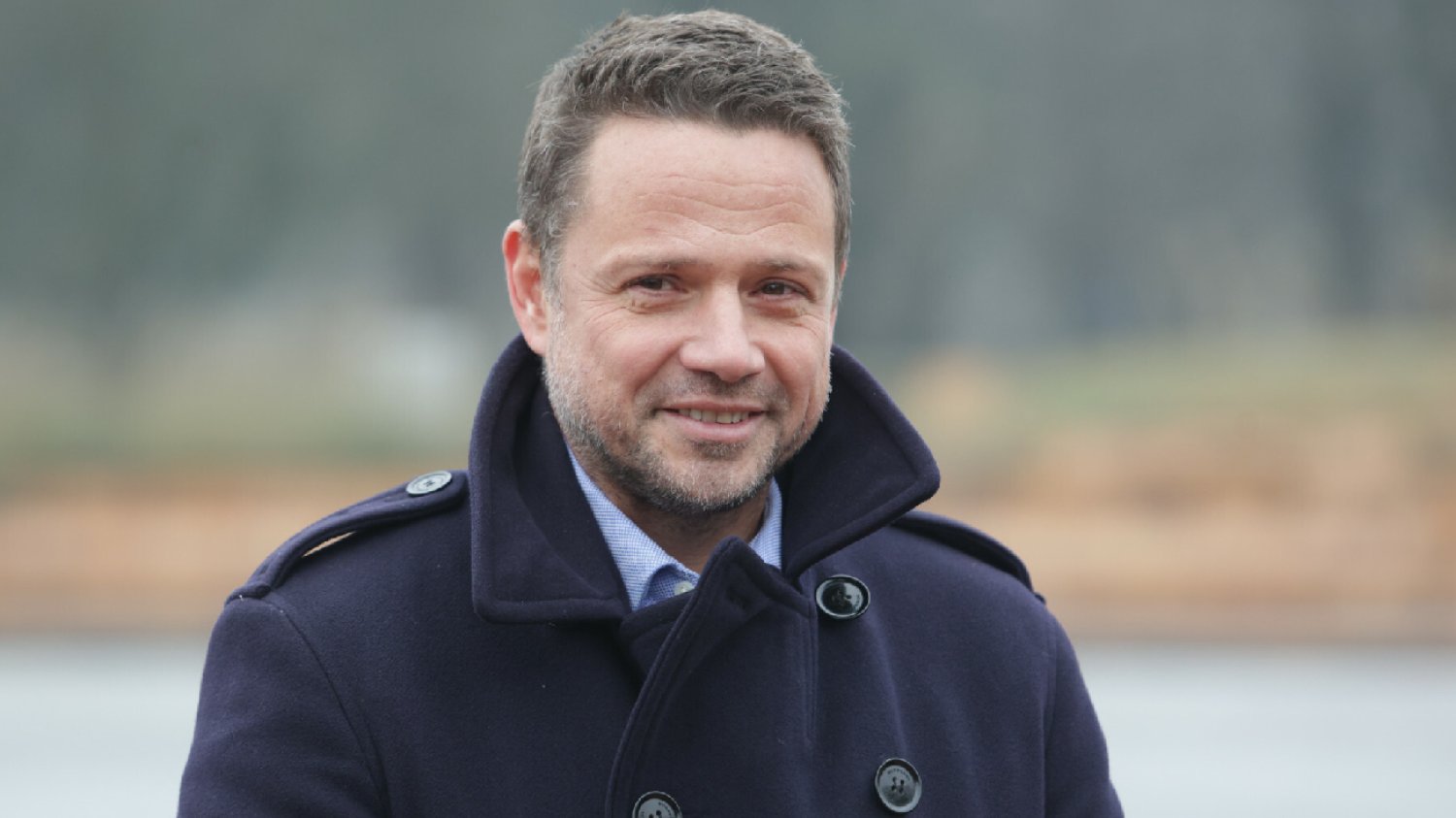 Andrzej Duda promuje "spisek autobusowy". Wymowna reakcja Trzaskowskiego.