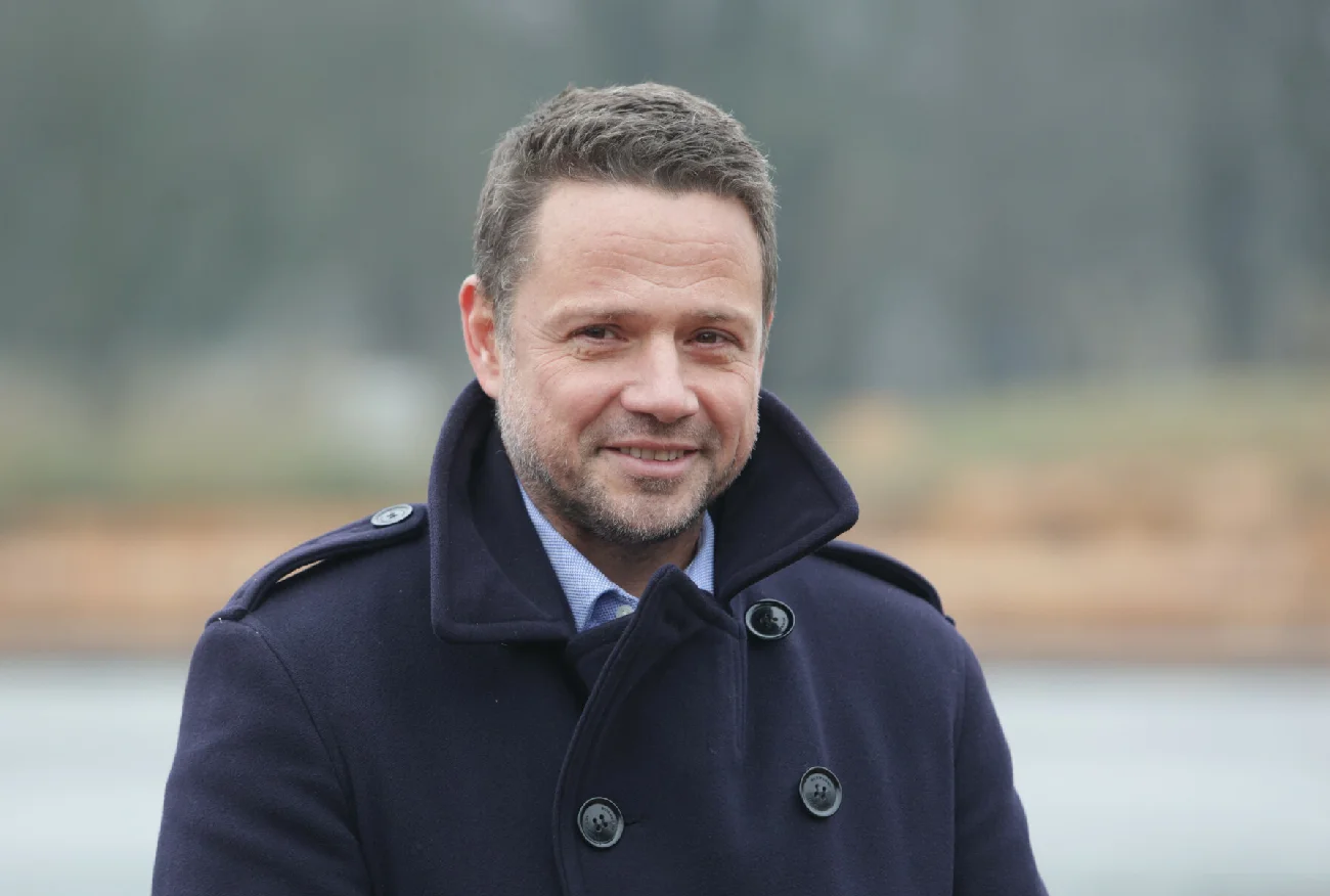 Andrzej Duda promuje "spisek autobusowy". Wymowna reakcja Trzaskowskiego.