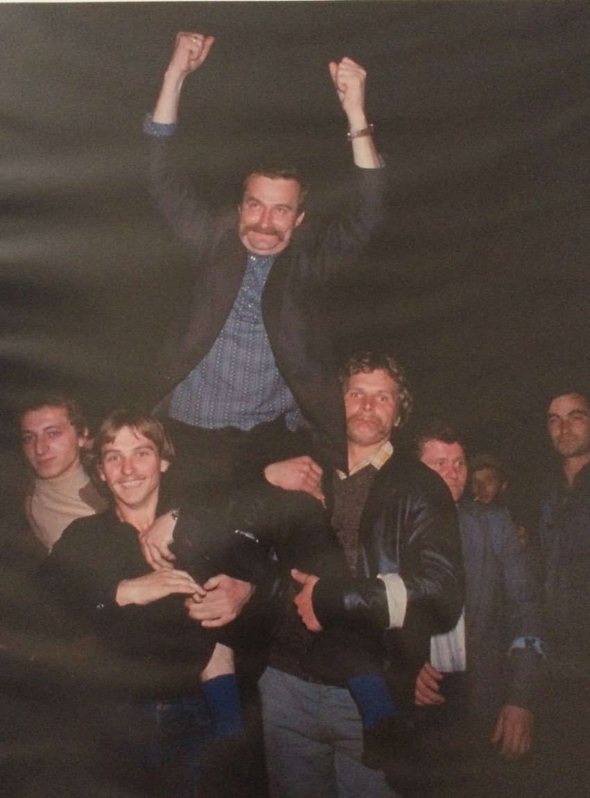 Z Lechem Wałęsą współpracowałem w latach 70-tych w Wolnych Związkach Zawodowych. Po zwycięskim strajku sierpniowym w 1980 roku wynoszę z kolegami Lecha na rękach.