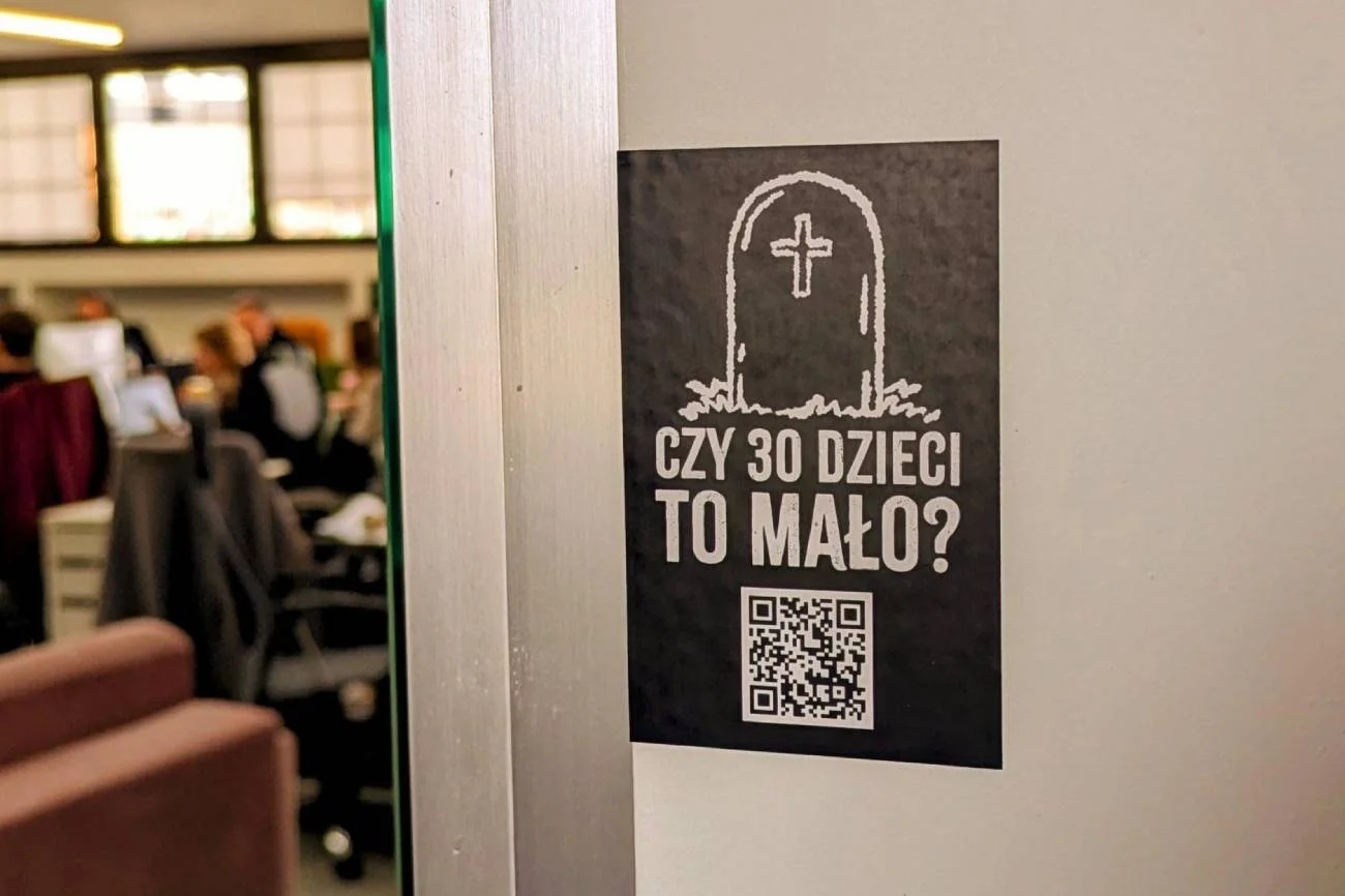 Vlepka z kodem QR w ramach akcji naTemat "Czy 30 dzieci to mało?"