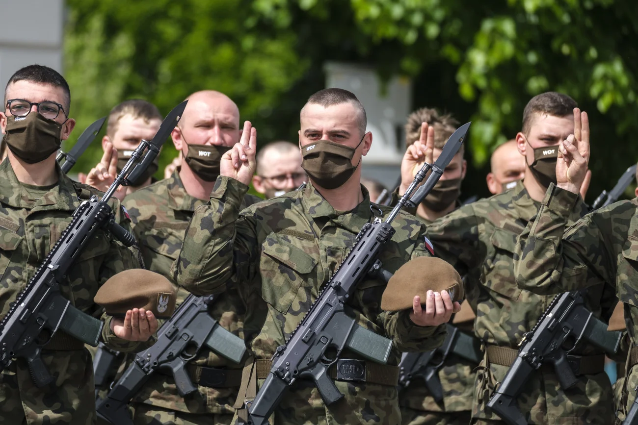 Wiceszef MON zaprzecza, że były rozmowy nad wykorzystaniem WOT przeciwko strajkującym kobietom.