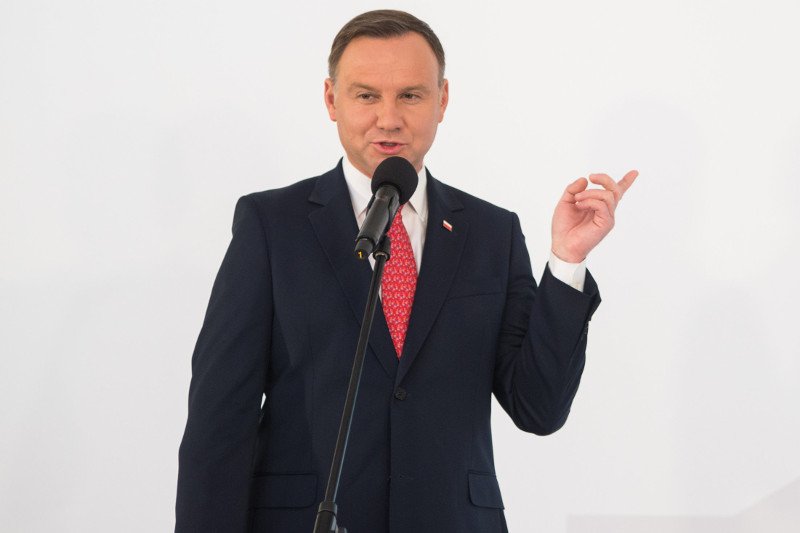 Prezydencka wizyta w KFC i późniejsze tłumaczenia Andrzeja Dudy na Twitterze wywołały ogromną fale komentarzy. Powstał nawet podręczny spis złamanych przez prezydenta artykułów Konstytucji.