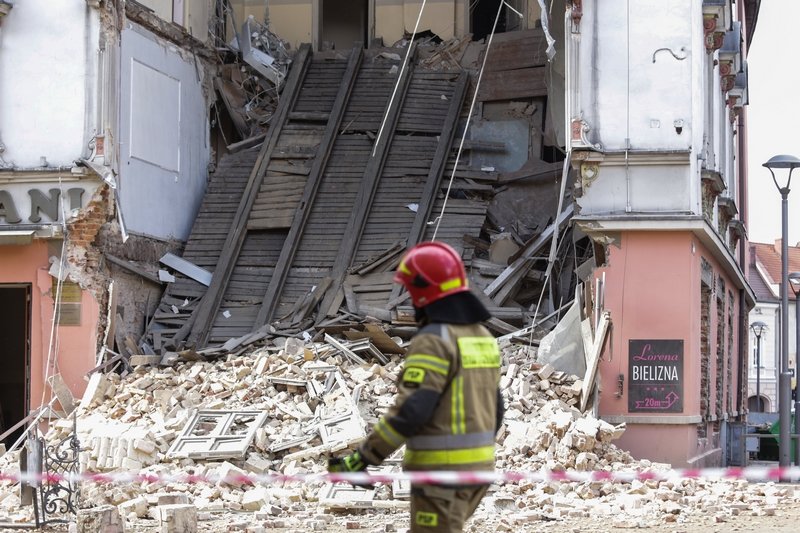 Strażacy sprawdzają, czy pod gruzami znajdują się jacyś ludzie.