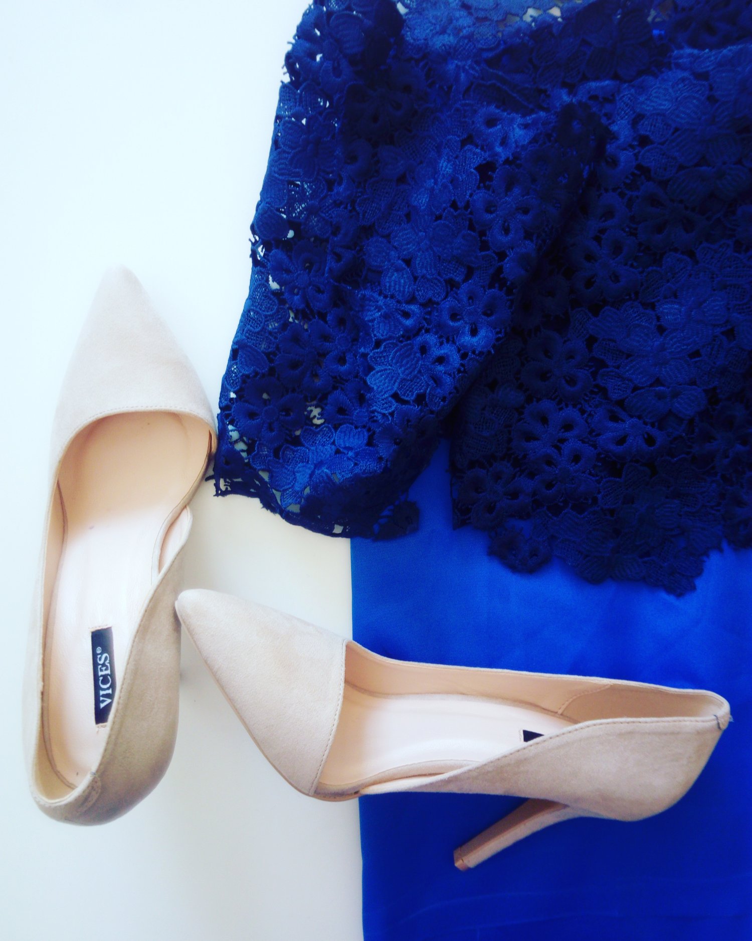 Optymalną liczbą elementów, jakie powinny zaleźć się na sezon w szafie jest przedział 10-25 rzeczy, nie wliczając dodatków.