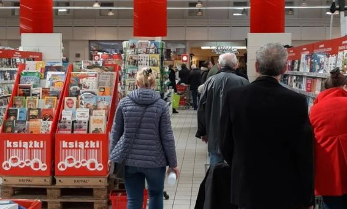 Jak wyglądają kolejki do kas przy okazji zagrożenia koronawirusem?