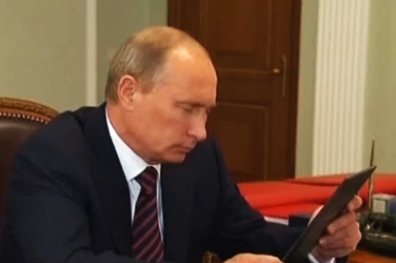 Za licznymi komentarzami chwalącymi działania Władimira Putina na Ukrainie stoją prawdopodobnie specjaliści od wojny w cyberprzestrzeni z rosyjskiej armii.