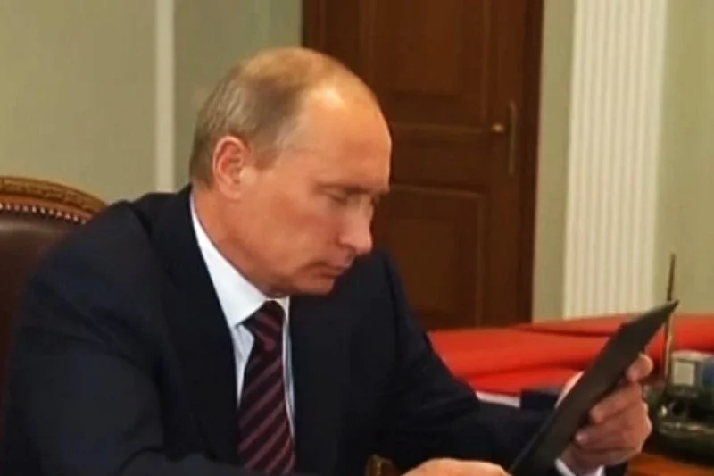 Za licznymi komentarzami chwalącymi działania Władimira Putina na Ukrainie stoją prawdopodobnie specjaliści od wojny w cyberprzestrzeni z rosyjskiej armii.
