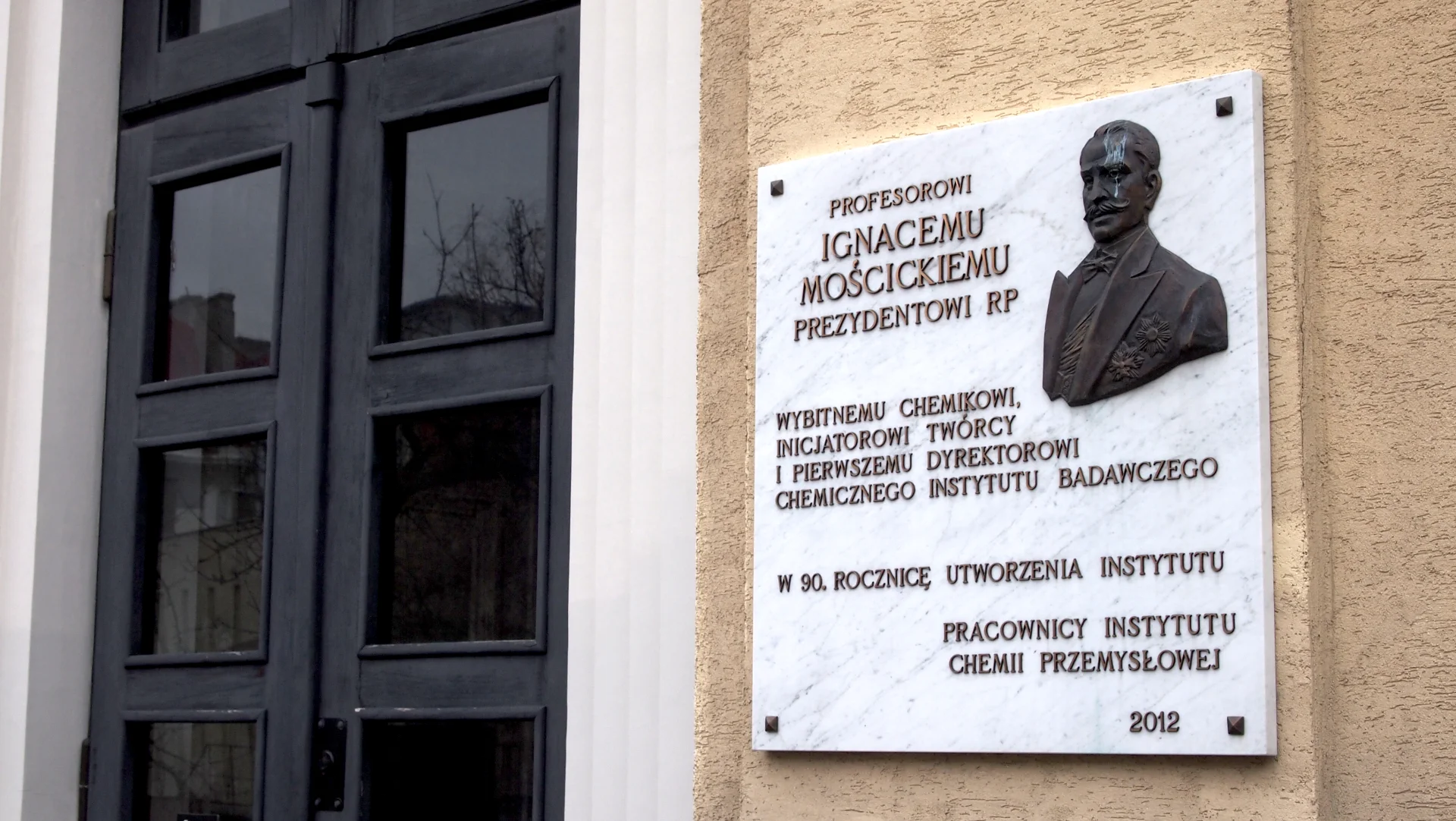 Okolicznościowa tablica na fasadzie gmachu nr 6.