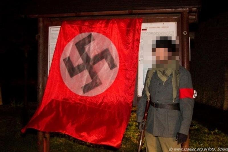 Czy zdjęcie harcerza stojącego obok nazistowskiej to już dowód na "faszyzm"?