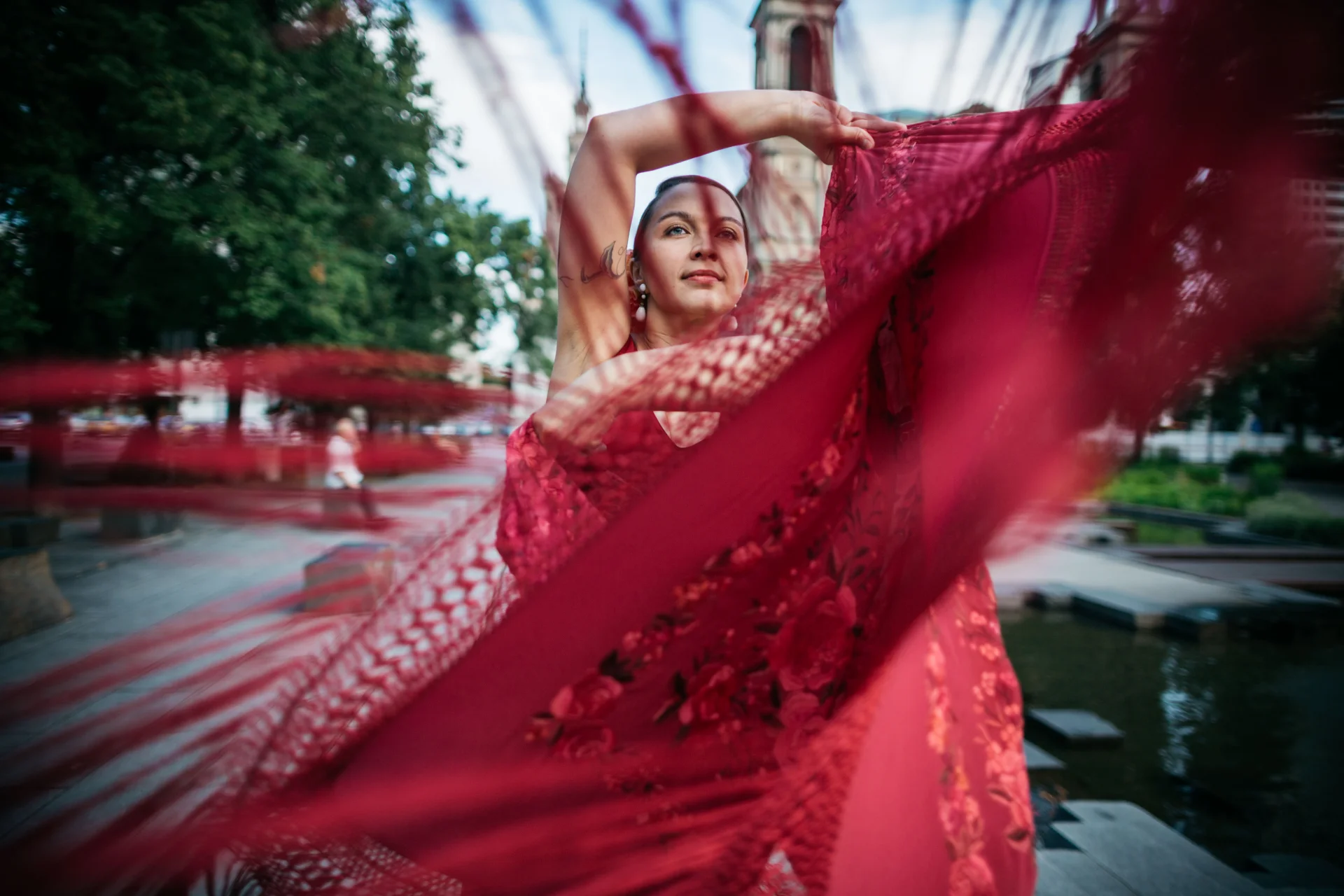 We flamenco rolę odgrywają nawet ozdoby do włosów, wiele tancerek uważa, że dodają pewności siebie. Najpopularniejsze są kwiaty i peinety, czyli ozdobne grzebyczki wpinane w koki.