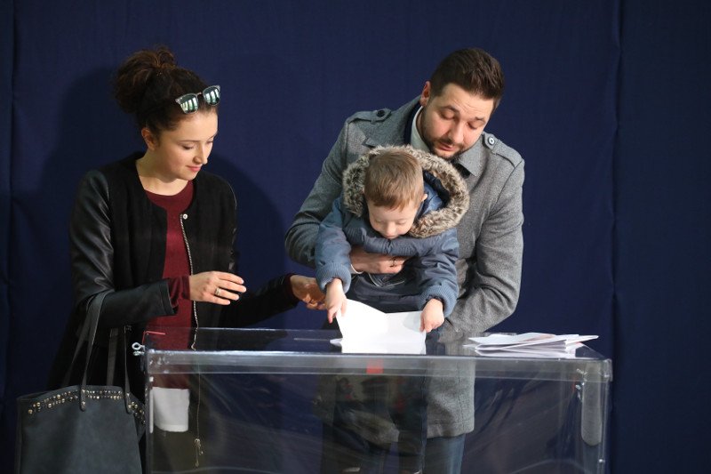 Patryk Jaki z rodziną głosował w warszawskim Aninie.
