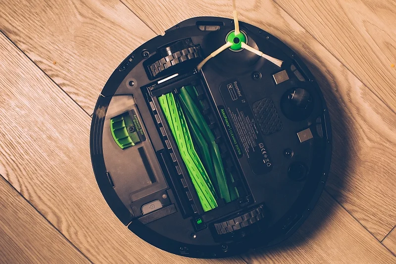 Roomba i7+ wyposażona jest w 2 szczotki główne, szczotkę do sprzątania przy krawędziach i ruchomą głowicę czyszczącą, dzięki którym skutecznie sprząta wszystkie rodzaje podłóg