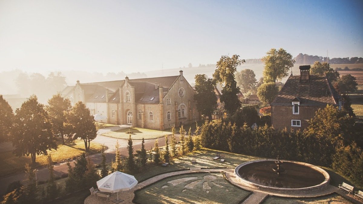 XIX-wieczny Pałać Brunów w Lwówku Śląskim, a wokół francuski ogród.