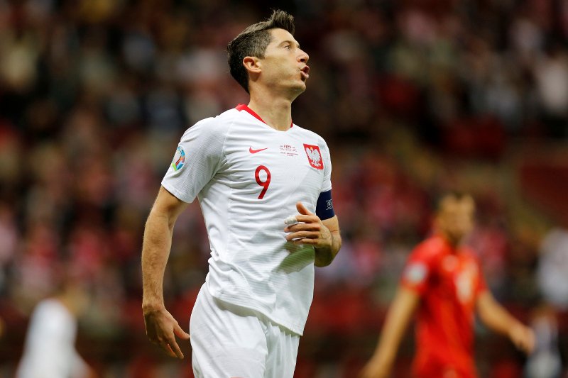Robert Lewandowski narzeka na murawę przed meczem ze Słowenią.