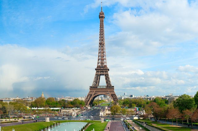 Słynna paryska wieża jest zamknięta dla zwiedzających.