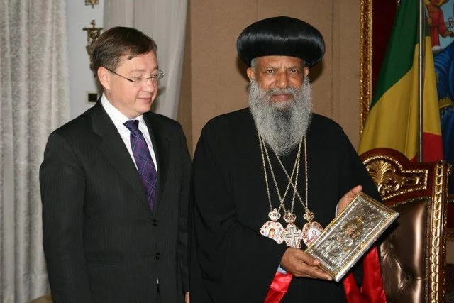 Polski ambasador Jacek Jankowski z patriarchą Etiopii. Biznes mogą wspierać nawet i takie kontakty.